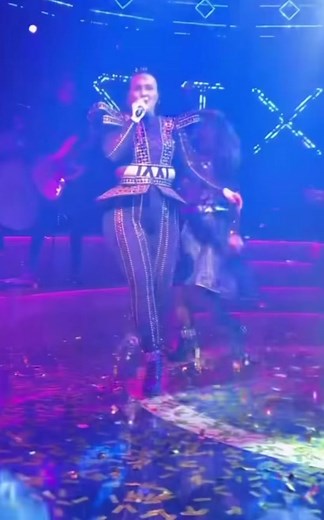 Leesa as K Howard Rocks the Orange Alt Costume in Six the Musical