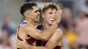 Lights go out at the Gabba in bizarre scenes