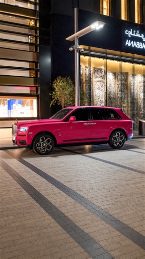 Rolls-Royce Cullinan adding color to the evening scene