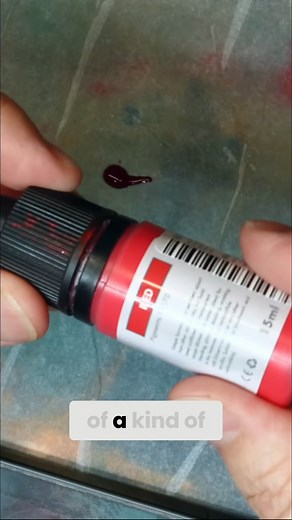 When painting colored armor and using red, these tones can easily appear flat or artificial. Regular inks often dry too quickly and do not allow sufficient control to create a uniform and realistic depth. That’s where Velvet Inks change everything. Their balanced composition gives you the perfect flow to blend and shade without losing saturation. They stay smooth, fluid, and controllable—allowing you to work with color relationships directly on the miniature. In this case, @franciuus_art uses Pe