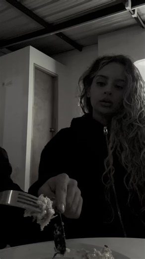 No es una pregunta inocente. No es un juego. Y no es para debatir. Es para observar. Pregúntale esto, sin explicar nada más: “Si tuvieras que elegir, ¿qué serías: un samurái, un vaquero o un pirata?” Luego cállate. Escucha. Y mira cómo lo justifica. Porque lo que elige dice mucho más de él de lo que cree. El Samurái: Es el hombre del deber. El que se rige por un código. Para él, la palabra tiene peso, la lealtad importa y el compromiso no se negocia. Es disciplinado, constante y entiende que el 