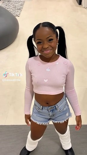 Pretty but don’t get too close 👀#ebony #dwarfism #dwarf #short #blackgirl