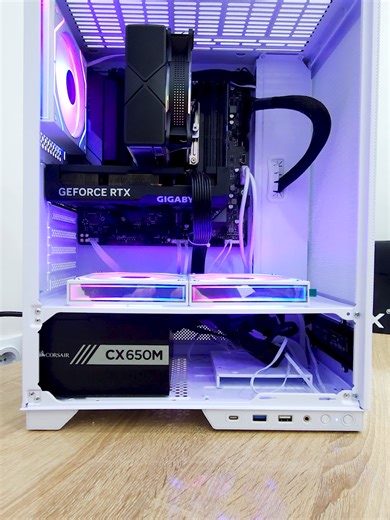 🎮💻 تجميعة متوازنة موجهة للألعاب بدقة 1080p بأداء مستقر و فريمات مليحة. مناسبة للي يحب يلعب مرتاح و يخدم استعمال يومي بدون مشاكل. ⚙️ المواصفات: المعالج: Intel Core i5-12400F – معالج 6 أنوية يقدم أداء ثابت في الألعاب و الاستعمال اليومي. كارت الشاشة: NVIDIA GeForce RTX 4060 Ti 8GB – يشغل أغلب الألعاب الحالية على 1080p بإعدادات High بفريمات جيدة. اللوحة الأم: Gigabyte B760M Gaming X DDR4. الرام: ADATA 16GB DDR4 3200MHz – كافية للألعاب الحالية و المولتاسكينغ الخفيف. التخزين: Samsung 512GB NVMe SSD 