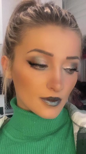 How to Tie a Ponytail with a Green Scrunchie