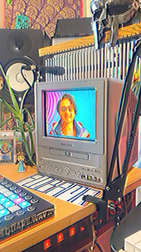 Another lofi jungle banger crafted with Amigo Sampler some footworky vocals inspired by Method Man & DJ Rashad 🏃‍♂️🏃🏃‍♀️ Track ID: Flobama - Danceeuuurs (ORION SOUND EP) out on @astrophonica #junglednb #crttv #amigosampler | Flobama