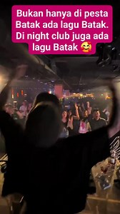 Bukan hanya di pesta Batak ada lagu Batak. Di night club juga ada lagu Batak 🥰 Mana suaranya Halak Batak..😍 Mardua Holong Cipt : Saut Barasa @younglex18 | Uli Hutapea