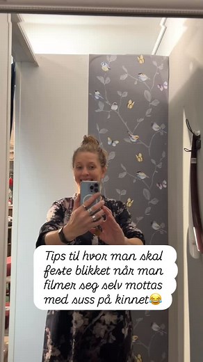 16 reactions | Altså å filme seg sjæl i speil er jo fader meg umulig… take 1001… og jeg gir blanke  Vi pakker ut nye klær i dag også…. Tunika og en bluse i samme print:) Masse fine høst og juleklær hos oss nå. Kun en i h er størrelse | Midtstua | Facebook