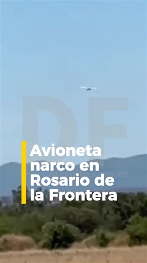 🚨 Avioneta narco cayó en Rosario de la Frontera 🇧🇴✈️ Una aeronave con matrícula boliviana se estrelló esta tarde en el paraje San Felipe, en el sur de la provincia. Según las primeras informaciones, transportaba cocaína y sus ocupantes huyeron del lugar tras el impacto. En el sitio trabajan Gendarmería Nacional y la División Drogas Peligrosas de Metán, que realizan los peritajes correspondientes. 🔥 A pocos metros del avión fue hallado un auto totalmente incendiado, presuntamente para borrar 