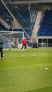 🧤 Simon Mignolet warming up and getting ready for the upcoming match against Atalanta, staying sharp with @elitesportgk gloves! #EliteSport #SimonMignolet #ClubBrugge #Atalanta #ChampionsLeague #Goalkeeper #Soccer #Football #MatchDay #GoalkeeperLife #ElitePerformance #ShotStopper #GameChanger #FootballFans | ELITE SPORT