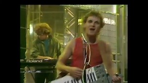 13K views · 631 reactions |  Empezamos la semana con I.O.U, que fue un exitazo en toda Europa en el 1982, del grupo británico Freez. ¡Llegó a nº 2 en las listas de éxitos de U.K.! Pero eso es lo que menos nos importaba, lo principal, era que en cuanto sonaban las primeras notas, ¡la pista de baile se llenaba! ¿La recuerdas? | Discoteca de los 80 | Facebook