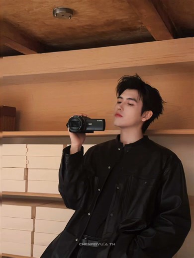 🗣️ : บอสเฉินเฟยอวี่ แค่ถ่ายรูปเล่น ๆ ก็ออกมาดูเหมือนฉากในซีรีส์ไอดอลเลย wb studio update #chenfeiyu