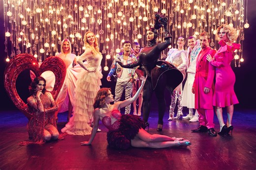 Mon Premier Cabaret revient pour une 4ᵉ saison au Paradis Latin ! ✨ Un spectacle qui fait briller les yeux des enfants ET des parents 💫 Créé par Kamel Ouali, chorégraphe de légende 🌟 Avec Durel, gagnant de The Voice Kids 🎪 25 artistes internationaux sur scène ✨ 1h15 de magie, rires et émerveillement 👶 Adapté dès 3 ans Un concentré d'énergie où toute la famille devient le héros du spectacle. Places limitées → Réservez vite votre moment magique ! 🎟️ | Paradis Latin