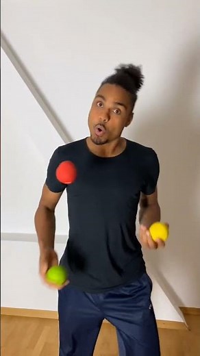 So lernst du 3 BÄLLE zu jonglieren! 🤯#shorts