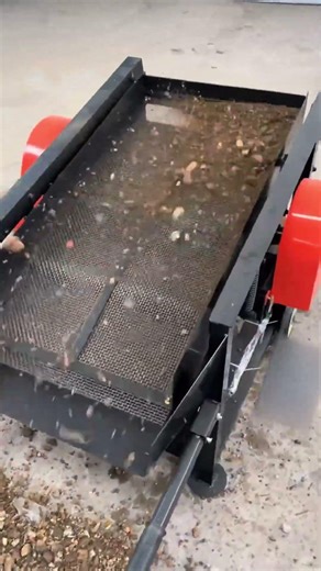 Hand-push small vibrating screen test machine, loading is more convenient.