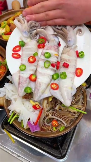 特色砂鍋菜～ 一個50平米的小店，夫妻兩個人做砂鍋，客人一人一鍋，兩人一鍋的都有，喫完就走，還有坐下來喝酒聊天的，一天忙忙碌碌，我們兩口子很知足。 #砂鍋菜 #快餐 #餐飲創業