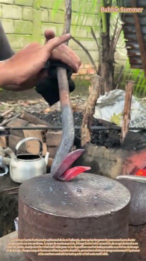 Forge : fabrication d'un pied-de-biche à partir d'acier chauffé