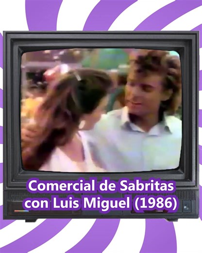 El comercial de #Sabritas de #LuisMiguel de 1986 es un famoso anuncio nostálgico donde el cantante, entonces joven, aparece en su antigua escuela, recordando momentos y disfrutando de las papas con el eslogan "Tus Sabritas, ¡nadie puede comer solo una!", transmitiendo alegría y un sabor especial que se convirtió en un ícono de la publicidad mexicana de los 80. #NostalgiasFantasticas | Nostalgias Fantásticas