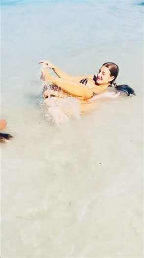 🏖️🌊 CRYSTAL CLEAR BEACH FUN ☀️ | Swimming, Gentle Waves & Perfect Summer Moments 😍🏊