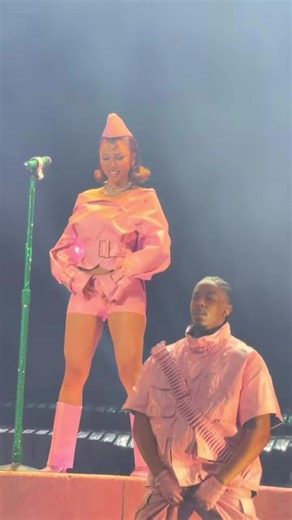 Mariah the Scientist's Two-Step Stage Performance