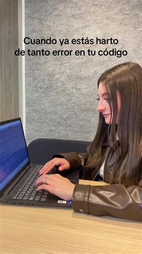 Todos hemos querido apagar el ordenador y fingir que el bug no existe 😩💻 Si programas, sabes de lo que hablo. #programacion #erroresdecodigo #programador #codinglife #developer