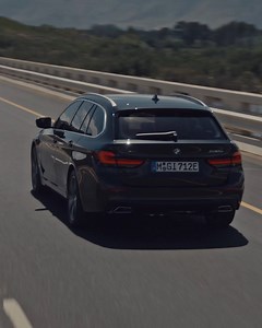 Moderne Eleganz trifft auf sportliche Ausstattung. Der neue BMW 5er Touring als Plug-in-Hybrid. #THE5 #5er #pluginhybrid #BMW ___ BMW 530e xDrive Touring*: Kraftstoffverbrauch kombiniert: 2,3-2,1 l/100 km; Stromverbrauch kombiniert: 16,9-15,9 kWh/100 km; CO2-Emissionen kombiniert: 52-49 g/km. Abbildungen zeigen Sonderausstattungen. Weitere Informationen zum offiziellen Kraftstoffverbrauch und den offiziellen spezifischen CO2-Emissionen neuer Personenkraftwagen können dem 'Leitfaden über den Kraf