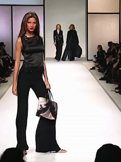 Gisele Bundchen Valentino Fall Winter 2000 #giselebundchen #catwalk #model #supermodel #ubermodel #valentino