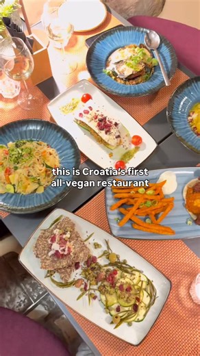 🇭🇷✨ Did you know Dubrovnik is home to Croatia’s very first vegan restaurant? @nishta_vegan_eatery is tucked inside Old Town—yes, the same streets where Game of Thrones was filmed—and it’s an absolute gem. 🌱 They serve healthy twists on traditional Croatian food along with so many incredible raw dishes. We tried the raw lasagna and it was next-level, and every dessert on the menu is raw and free from refined sugar. 😍 The place was packed with tourists and locals alike—we even had to wait for 