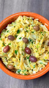 Bacalhau à Brás: flaky salt cod, golden potatoes, onions, and silky eggs coming together in the most comforting way. Save this classic for when you need a true taste of Portugal! Howtocookportuguesestuff.Com/book #Portugal #portuguese #portugal🇵🇹 #portuguesefood #portugaltravel #comidaportuguesa #portugueserecipe #receita | How To Cook Stuff