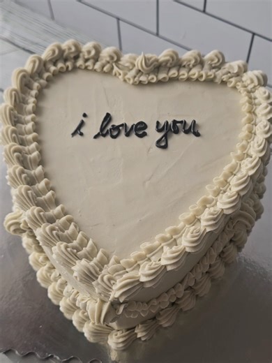 Una historia traumática de hace muchos años. Ya fue superada, pero sigue estando en el top 3 de las peores experiencias que he tenido con un cliente. Con los años, uno va aprendiendo a hacerse respetar y que el cliente, lamentablemente, no siempre tiene la razón. También uno aprende, a la fuerza, que todos nos equivocamos de vez en cuando y cómo se debe manejar un error. ¿Ustedes han tenido experiencias traumáticas con clientes groseros? #storytime #pasteleriasquito #pastelespersonalizados #pers