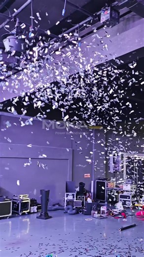 Wireless. Powerful. Precise. 💥 This Battery Single-shot Streamer Launcher turns every cue into a highlight. 🔋 Battery powered 🎛 DMX / Remote control 🚀 Up to 12m streamer blast 🎯 Small size. Big impact. Stage effects made simple.#dmx #prolighting #batterypowered #eventtech #confetti