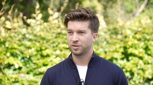 ”I fodboldverden gælder det om at være stærkest muligt.” Andreas Laudrup spillede professionel fodbold og drømte om de store klubber i udlandet. Men han blev ramt af en leddegigtsygdom, som satte en stopper for karrieren – nu åbner han op om sin sårbarhed. | TV 2 Echo