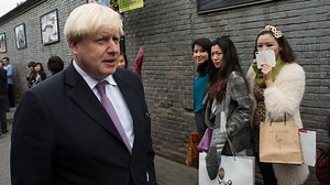 Boris Johnson on business drive in Beijing - video