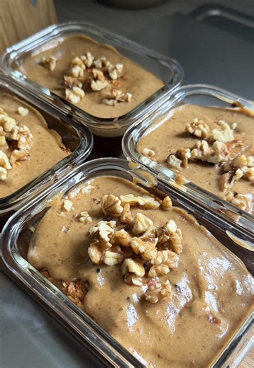 STICKY TOFFEE BAKED OATS 480 CALS 25G PROTEIN The ultimate sweet treat for breakfast or pudding if you’ve got a sweet tooth 🤭🍯 These sticky toffee baked oats are SO filling, packed with protein fibre and honestly the cosiest autumn breakfast. Make a batch, keep them in the fridge and just reheat when you fancy something warm, gooey & delicious Ingredients: 180g rolled oats 300g milk 100g medjool dates (soaked in 50ml boiling water) 2 bananas 50g vanilla protein powder 1tsp cinnamon 1tsp baking