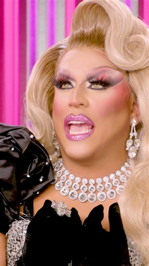 Is #BiancaDelRio… 🎅? #DragRace #JessicaWild