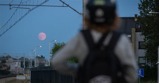 See the Perseid meteors rain over Stonehenge