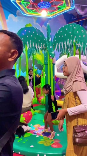 menarik narik batang stobery hijau