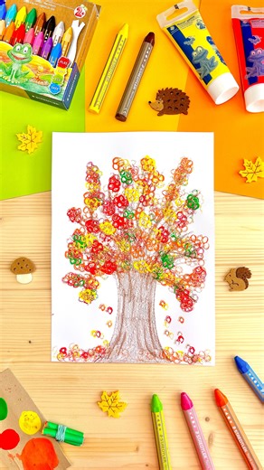 🍁✨ Herbstzeit = Bastelzeit! Hol dir die Farben des Herbstes nach Hause und gestalte deinen eigenen leuchtenden Herbstbaum mit unseren Noris junior Fingermalfarben und Wachsmalkreiden – ganz nach der tollen Bastelidee von Hej.maiken 🎨🍂 Viel Spaß beim Basteln! 💖 | STAEDTLER