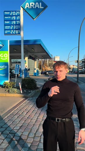 Das bedeutet, selbst wenn die Preise weiter explodieren, könnte man durch eine Reduzierung oder temporäre Aussetzung der Steuer den Bürger enorm entlasten. Doch wir alle wissen, dies wird niemand auch nur in Betracht ziehen. #deutschland #tanken #benzin #disel #co2