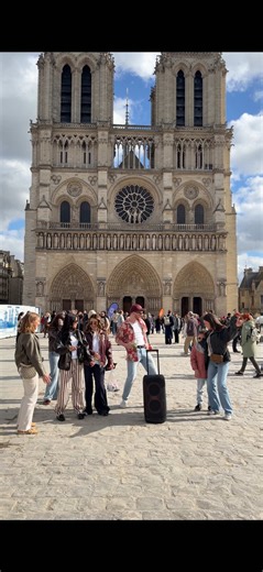 Paradies at Notre-Dame: A Unique Street Music Experience