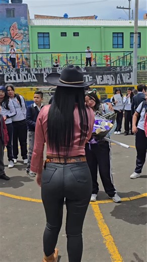 hoy en el colegio paraíso mirador listos para sorprender a emily que cumple 15 años nos envia su mami luisa cotiza tu show al 3116025834 拾拾 #15años #serenata #floreselpatron #patron #patrona | El patrón te canta | Facebook