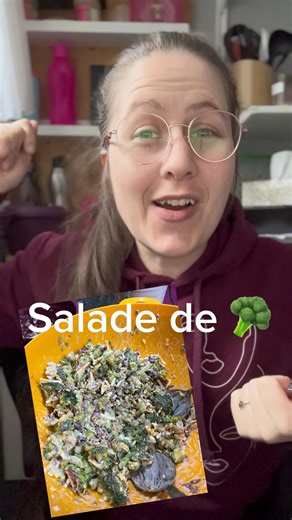 La recette de salade de brocoli. Crémeuse. Naturellement #sansgluten. Sucrée/ salée. Gourmande. Bref, elle est parfaite! Tu peux également la faire #sansproduitslaitiers. La fiche recette complète dans l’album photo recette bols grand-mères. Lien du groupe en commentaire ⬇️ | Mélanie Daigneault - mode de vie famille