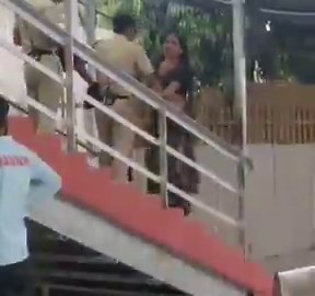 ரயில் பயணத்தின் போது பொதுமக்களை ஆபாசமாக பேசி, பாலியல் சீண்டல்கள் தந்து காசு பறித்த அரவாணியை அடித்து நொறுக்கும் இந்த ஹீரோ காவலரை வாழ்த்தலாமே 🔥👏🫰❤️. TNலும் ரயில்களில் பொது இடங்களில் இப்படி அநியாயம் செய்யும் அரவாணிகளை அடித்து நொறுக்கினால் தமிழக மக்களுக்கும் நிம்மதி தான் 🙏🙏