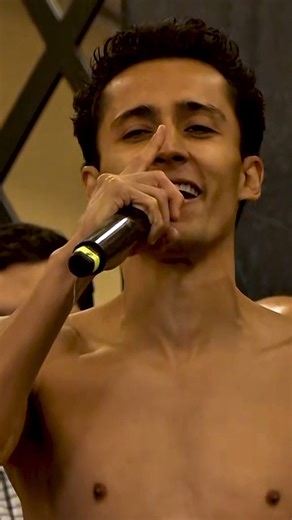 ¡Divino palomazo! 🎤🎵 Rafael Espinoza volvió a deleitar con su voz durante el pesaje previo a la pelea contra Khegai. #BoxAzteca 📆 Sábado 15 de noviembre 🕛 11:00 PM 📺 Azteca 7 💻 http://aztecaseportes.com 📱 APP Azteca Deportes | Box Azteca