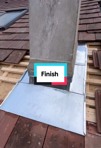 Raccordement des tuiles sur l’abergement de la cheminée