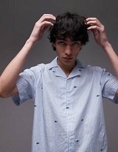 Lacoste - Chemise confort à manches courtes avec rayures et imprimé crocodiles - Bleu clair | ASOS