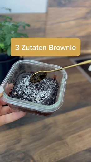 Saftiger veganer Brownie mit Erdnussstückchen Rezept