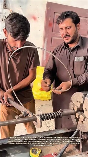 回転が生む螺旋：二つの手が紡ぐ鉄線のバネ