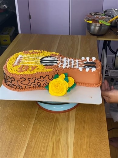 Stunning Homemade Cake that Doubles as a Beautiful Clock