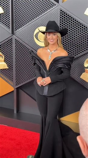 The always stunning @laineywilson has arrived on the #GRAMMYs red carpet 🩵🖤 | CMT