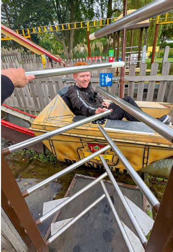 Ever seen a ride you have to operate yourself? 🤔 Lower the restraint, close the fence and pull the rope to start. You’re slowly pulled up, then glide down and splash into the water with a jump. A cable pulls you back into the starting position so you can exit. Located at Duinrell in the Netherlands. 🇳🇱 #themepark #attraction #weird #adrenaline